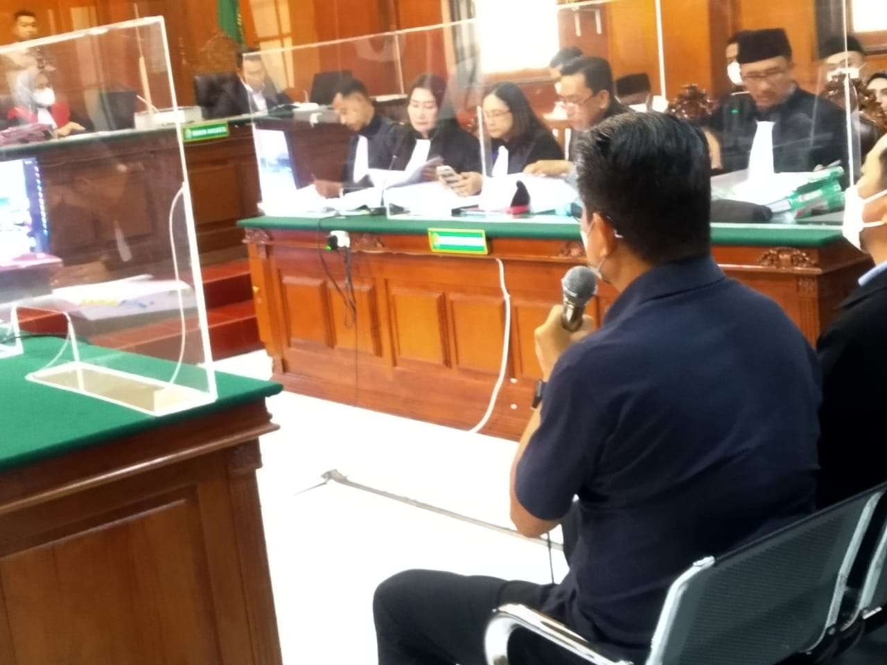 Pemilik PT Bahana Line Freddy Soenjoyo dihadirkan pada persidangan kasus penggelapan pasokan BBM untuk kapal-kapal PT Meratus Line di Pengadilan Negeri Surabaya, Senin 30 Januari 2023. (Foto: dok. Meratus Line)