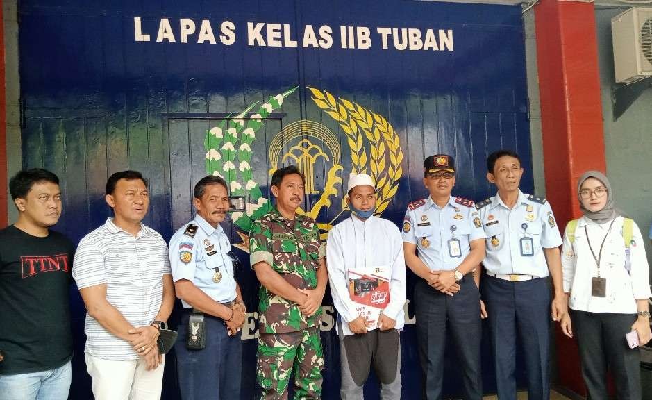 Narapidana terorisme (napiter), Ahmad Ulul Albab (kopiah putih) bebas bersyarat dari Lapas Kelas IIB Tuban, Jawa Timur. (Foto: Khoirul Huda/Ngopibareng.id)