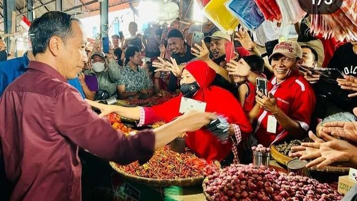 Presiden Jokowi saat mengecek harga kebutuhan di pasar tradisional yang merangkak naik, terutama beras dan minyak goreng. (Foto: BPMI Setpres)
