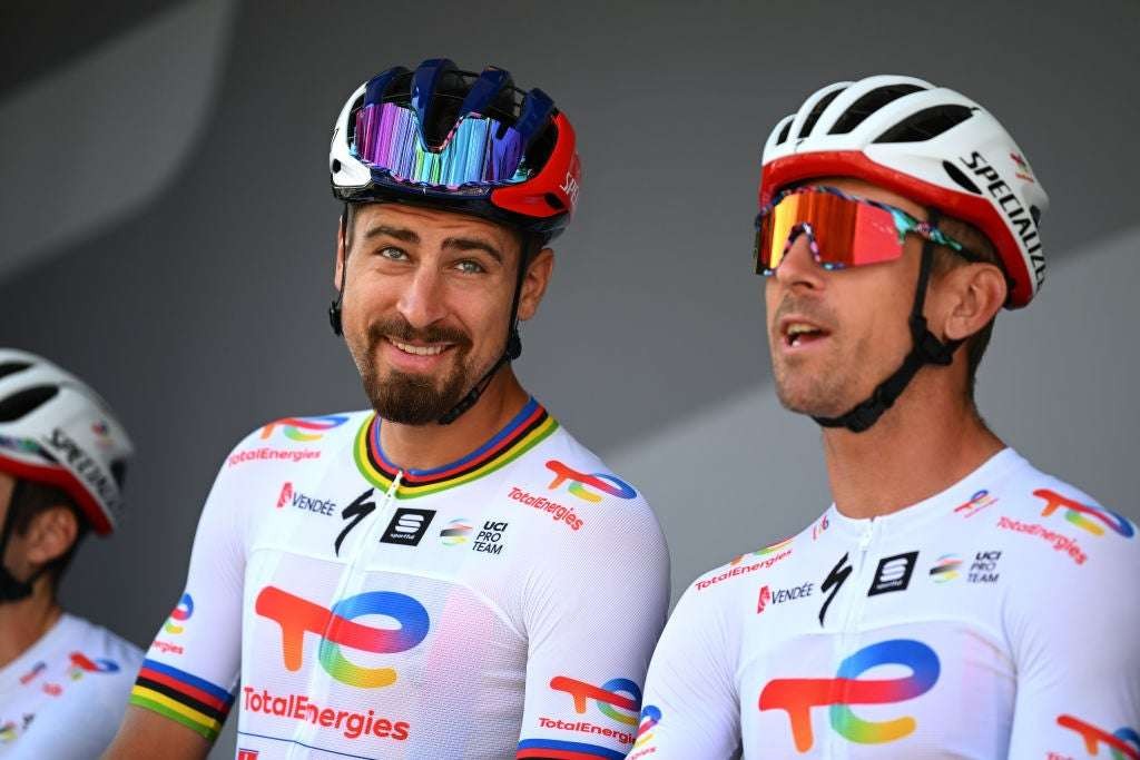 Peter Sagan (kiri tanpa kacamata) akan pensiun dari balapan road race di 2023 lantas fokus di balapan mountain bike di 2024.