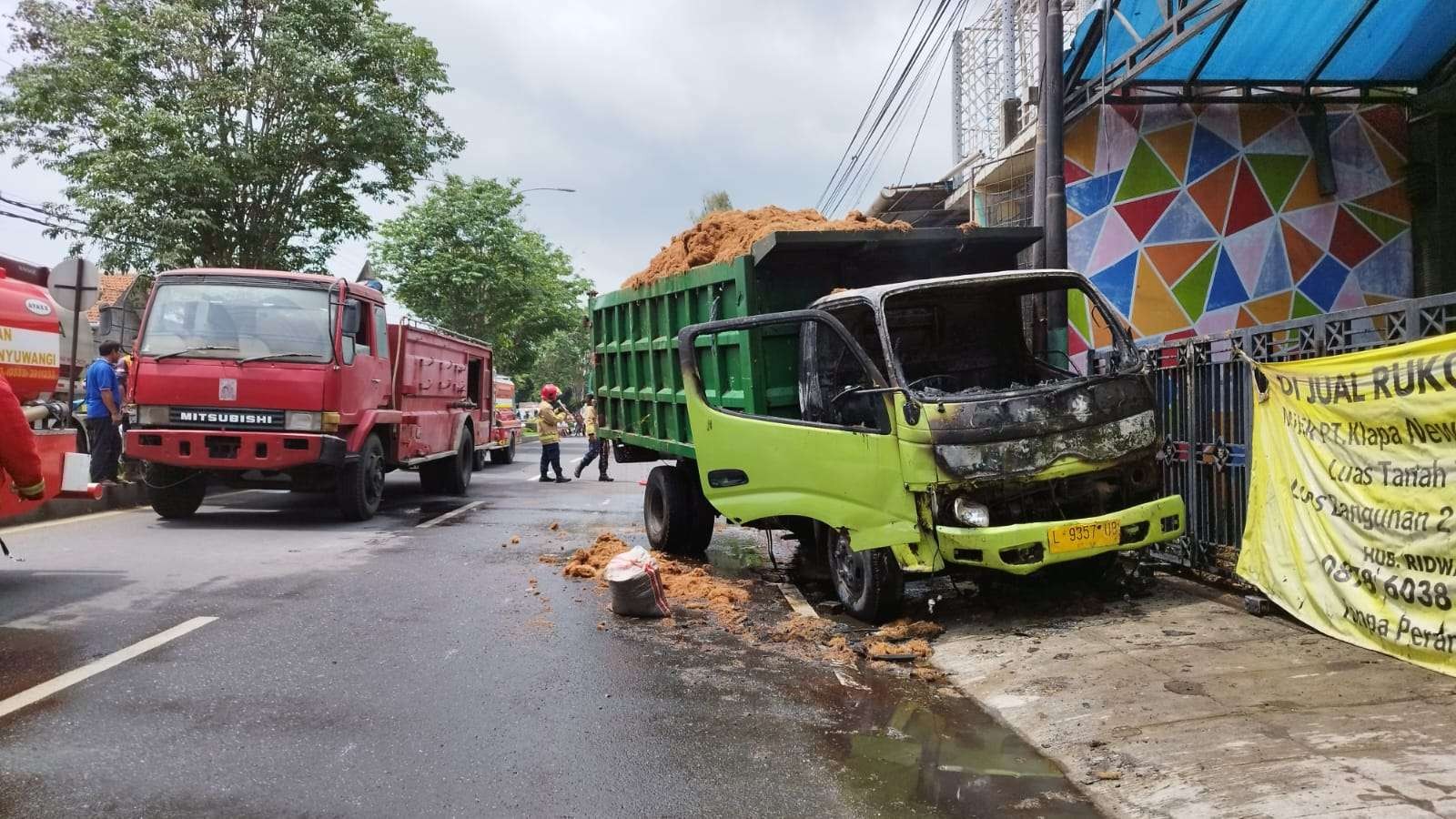 Truk bermuatan serabut kelapa sempat terbakar di Jalan Yos Sudarso Banyuwangi. (Foto: Muh Hujaini/Ngopibareng.id)