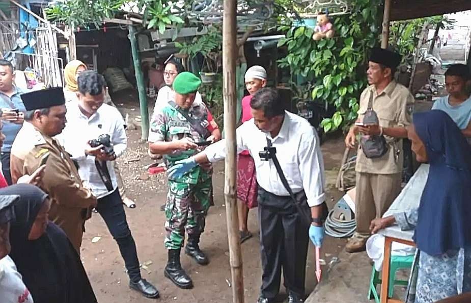 Polres Situbondo bersama Koramil Panarukan dan perangkat Desa Sumberkolak mendatangi rumah penemu mayat bayi laki-laki. (Foto: Humas Polres Situbondo)