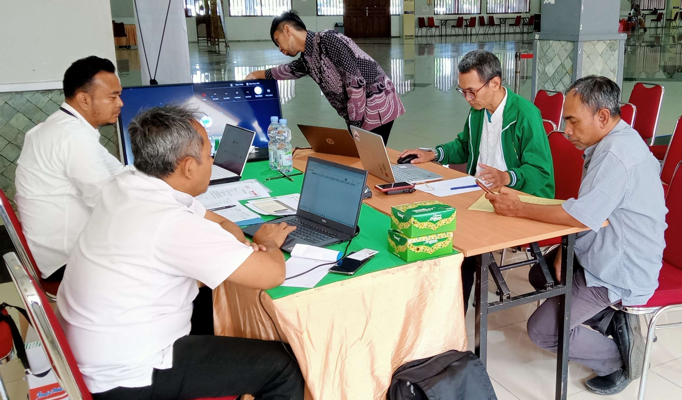 Dua peserta seleksi calon petugas MCH asal Surabarabaya sedang menyampaikan paparan di depan tim penguji dari Kementerian Agama RI di Asrama Haji Pondok Gede Jakarta Timur. (Foto: Asmanu Sudharso/ngopibareng.id)
