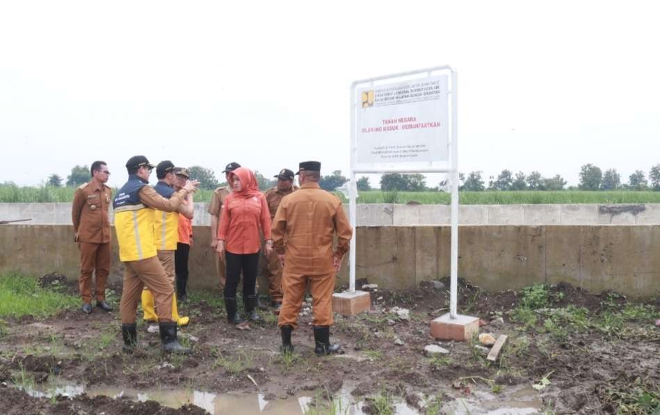 Bupati Mojokerto meninjau lokasi penyebab banjir.(Foto: Dokumen Kominfo Mojokerto)