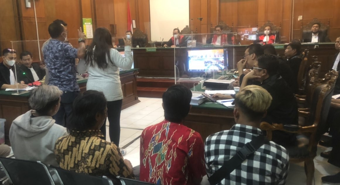Saksi korban Tragedi Kanjuruhan saat dimintai keterangan di PN Surabaya (Foto: Andhi Dwi/Ngopibareng.id)