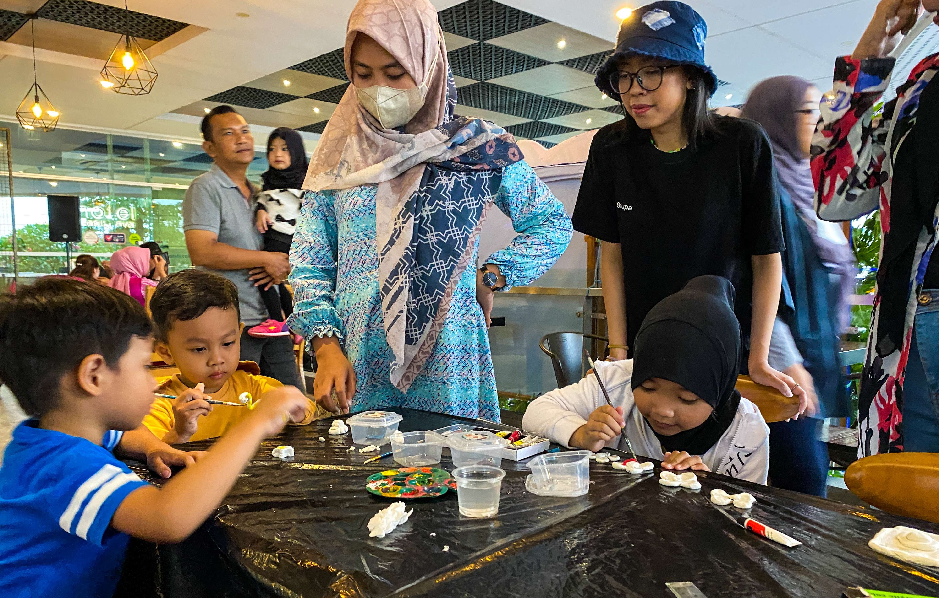 Keseruan anak-anak saat membentuk plastisin. (Foto: Aini Arifin/Ngopibareng.id)