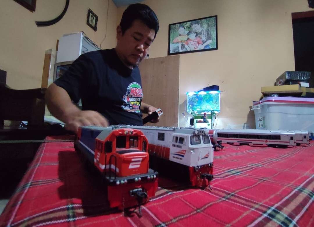 Lokomotif kereta api model koleksi Kunto.(Foto Deni Lukmantara/Ngopibareng