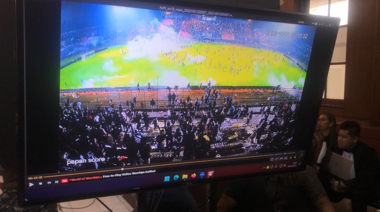 Potongan video yang menunjukan penembakan gas air mata di Stadion Kanjuruhan (Foto: Andhi Dwi/Ngopibareng.id)
