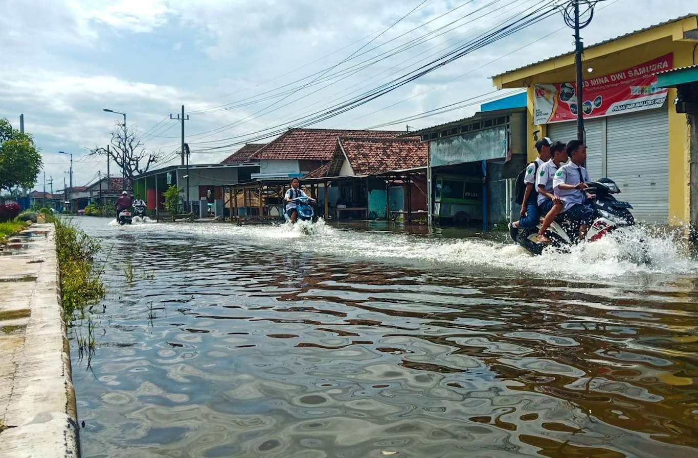 Banjir di Desa Kedung Banteng, Sidoarjo sudah seminggu (Foto : Aini/Ngopibareng.id)