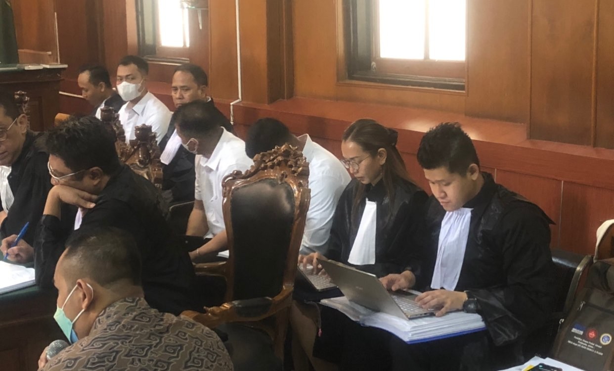 Tiga polisi terdakwa kasus tragedi Kanjuruhan, bersama dengan para kuasa hukumnya, menjalani sidang offline. (Foto: Andhi Dwi/Ngopibareng.id)