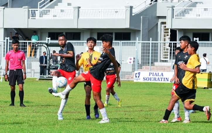 Kesebelasan Ketapang FC, Banyuwangi dan Palupi FC, Mojokerto bertanding pada laga perdana Piala Soeratin FC U-13 dan U-15 Zana Jawa Timur di Banyuwangi (foto: istimewa)