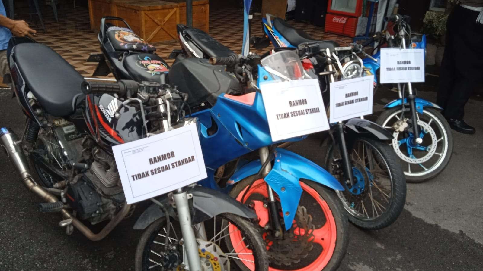 Sejumlah barang bukti hasil kejahatan curanmor di Lamongan(Foto: Imron Rosidi/Ngooibareng.id)