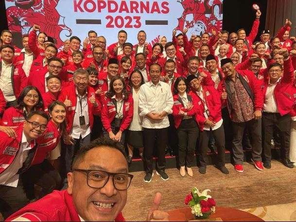 Ketua Umum PSI, Giring Ganesha memperkenalkan seluruh kadernya ke Presiden Jokowi, termasuk Dhohir Farisi, suami Yenny Wahid. (Foto: Instagram Giring Ganesha)