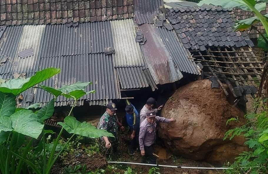 Longsoran batu besar akibat hujan deras menimpa dinding belakang rumah warga Desa Kalirejo, Kecamatan Sumbermalang, Situbondo. (Foto: BPBD Situbondo)