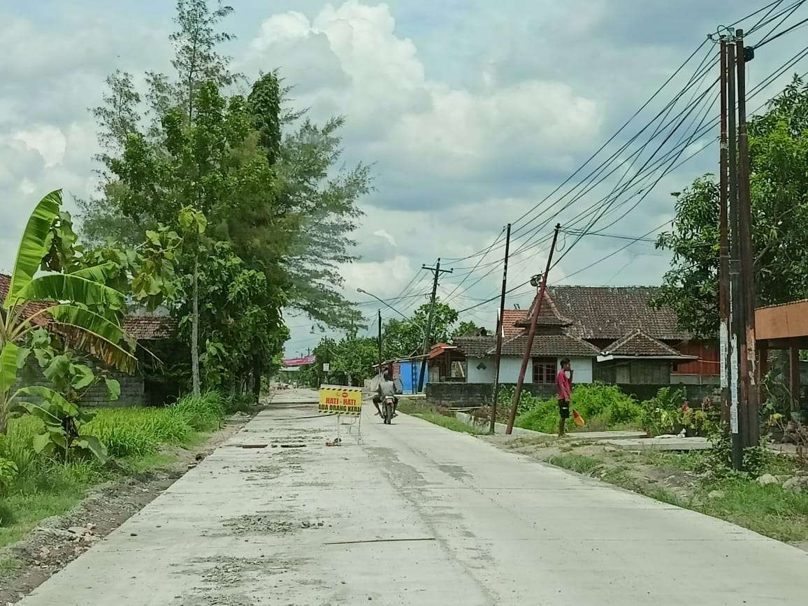 Pertamina EP Cepu Field Zona 11 merealisasikan pembangunan jalan Kabupaten Blora, Jawa Tengah, pakai cor beton. (Foto: Ahmad Sampurno/ Ngopibareng.id)