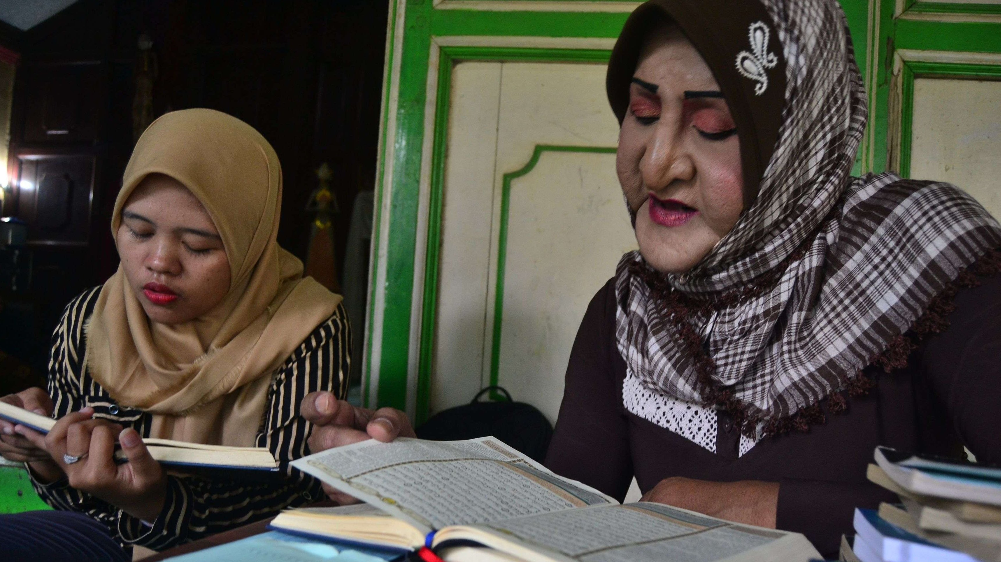 Mendiang Shinta Ratri (kanan) membaca Al Quran di Pondok Pesantren Al Fatah 11 Juni 2017. (Foto: Rappler)