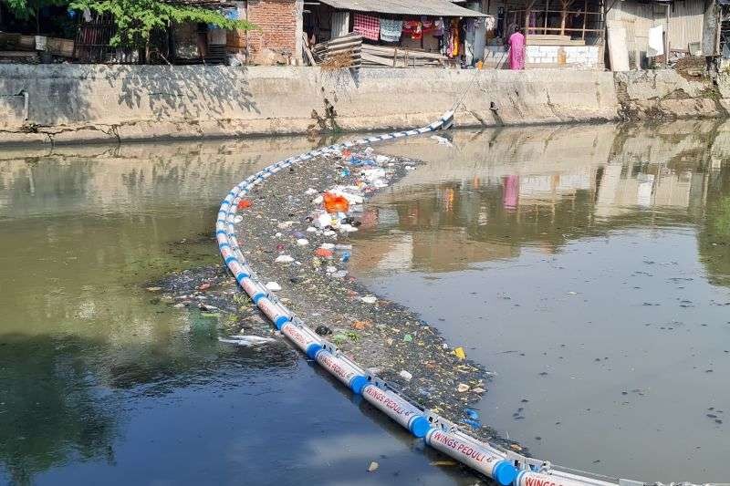 Ilustrasi sampah plastik di sungai Surabaya. (Foto: Antara)