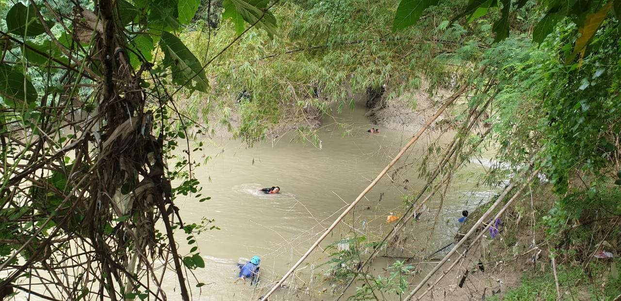Tim BPBD melakukan pencarian anak tenggelam di Sungai Pacal, Desa Semenpinggir, Kecamatan Kapas, Bojonegoro, Rabu 1 Februari 2023.(Foto: dok BPBD Bojonegoro)