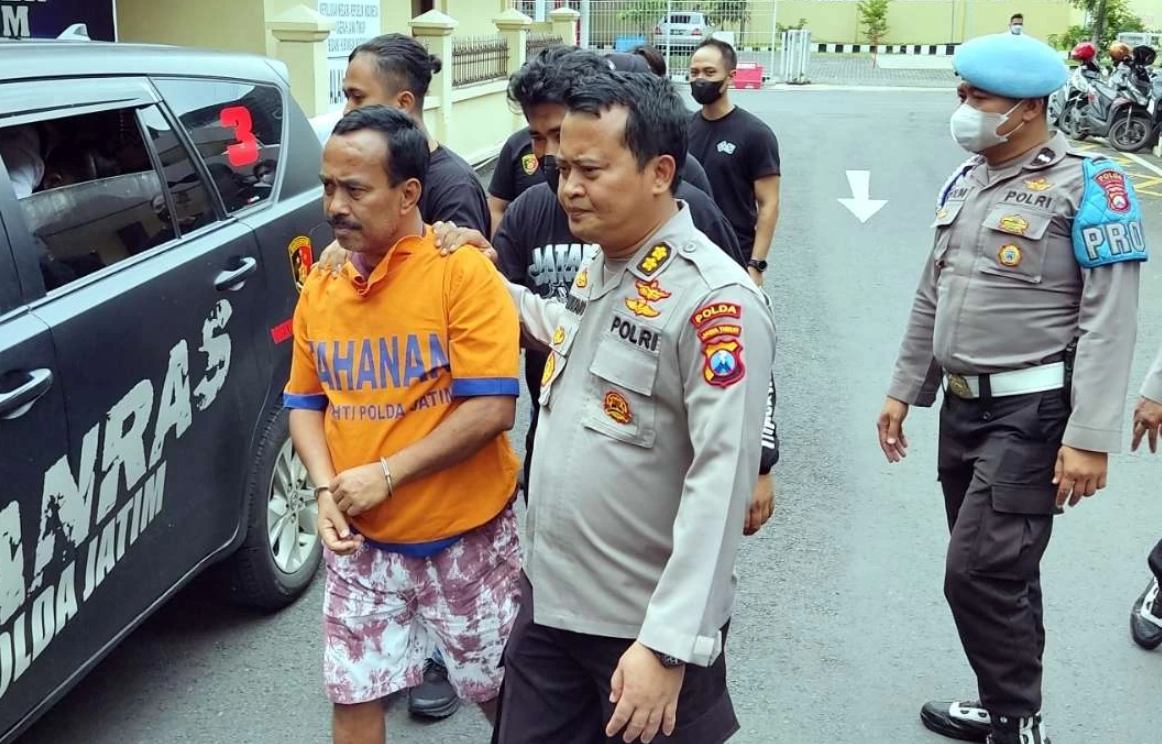 Mantan Walikota Blitar, Samanhudi saat dibawa oleh aparat kepolisian di Mapolda Jatim, Surabaya, Senin 30 Januari 2023. (Foto: Fariz Yarbo/Ngopibareng.id)