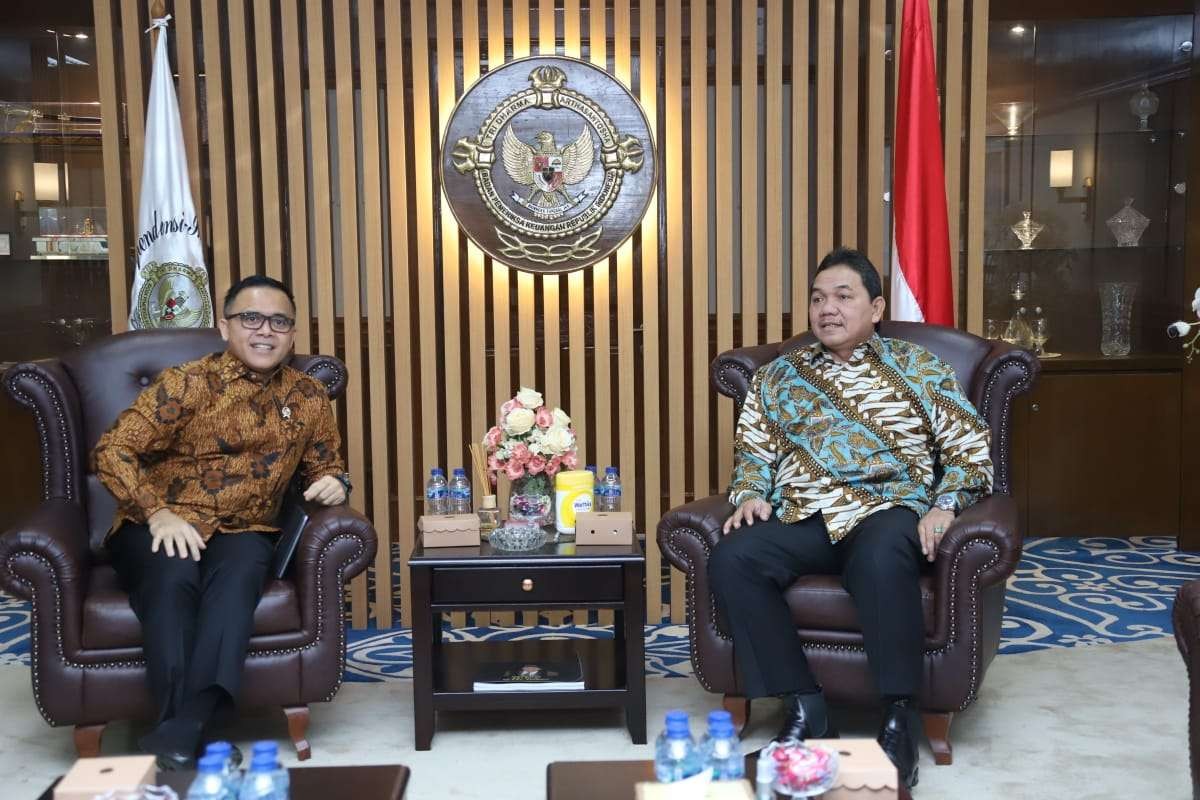 Menteri PANRB Abdullah Azwar Anas saat bertemu dengan Anggota III BPK Achsanul Qosasi, di Jakarta, Kamis 2 Februari 2023. (Foto: dok. Kementerian PANRB)