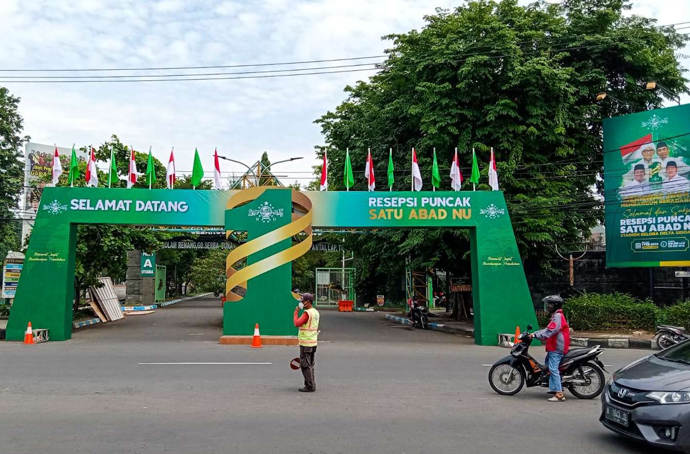Gapura kedatangan peserta harlah Satu Abad NU di GOR Delta Sidoarjo, Jawa Timur. (Foto: Aini Arifin/Ngopibareng.id)