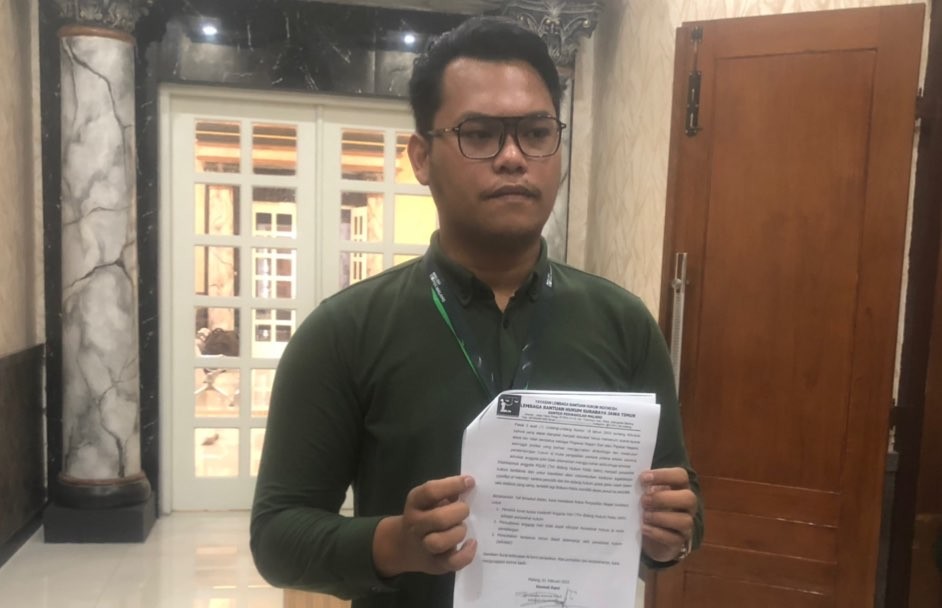 Koordinator LBH Pos Malang, Daniel Siagian usai layangkan protes ke PN Surabaya (Foto: Andhi Dwi/Ngopibareng.id)