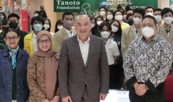 Global CEO Tanoto Foundation J Satrijo Tanujojo bersama peserta program TELADAN. (Foto: Media Tanoto)