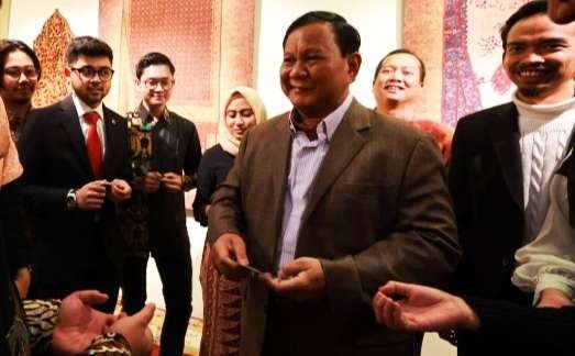 Menteri Pertahanan Prabowo Subianto beramah tamah dengan sejumlah mahasiswa Indonesia di Turki ( foto: Media Prabowo )