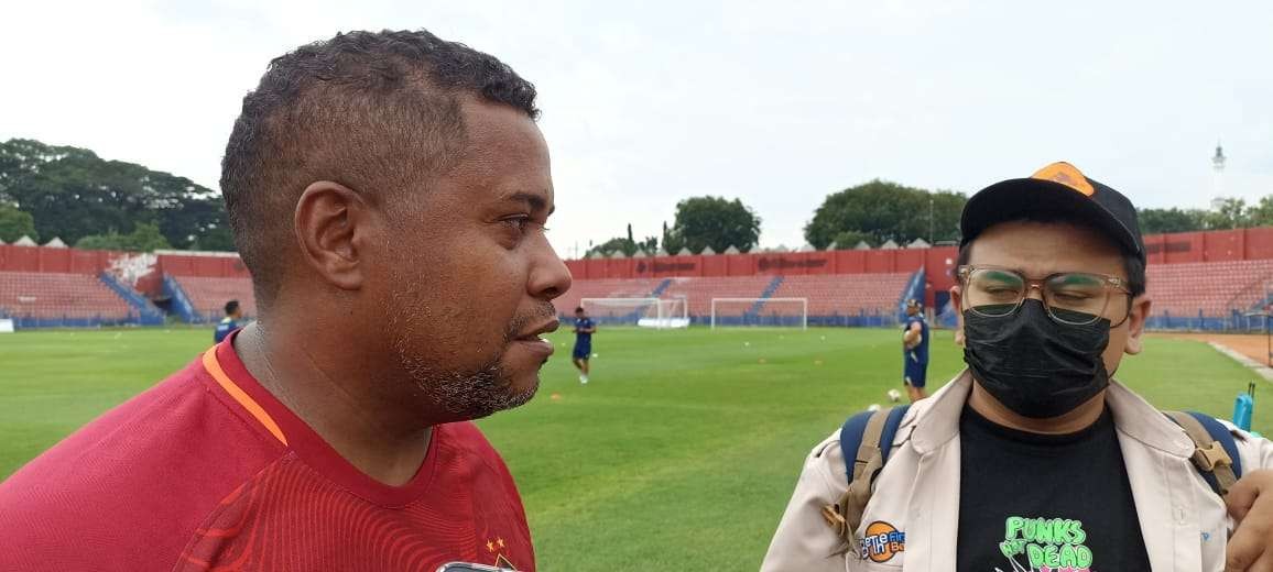 Pelatih Persik Kediri Divaldo Alves meminta para pemainnya untuk melupakan kekalahan melawan Borneo FC dan bangkit untuk mengalahkan PSIS. (Foto: Fendhy Lesmana/Ngopibareng.id)