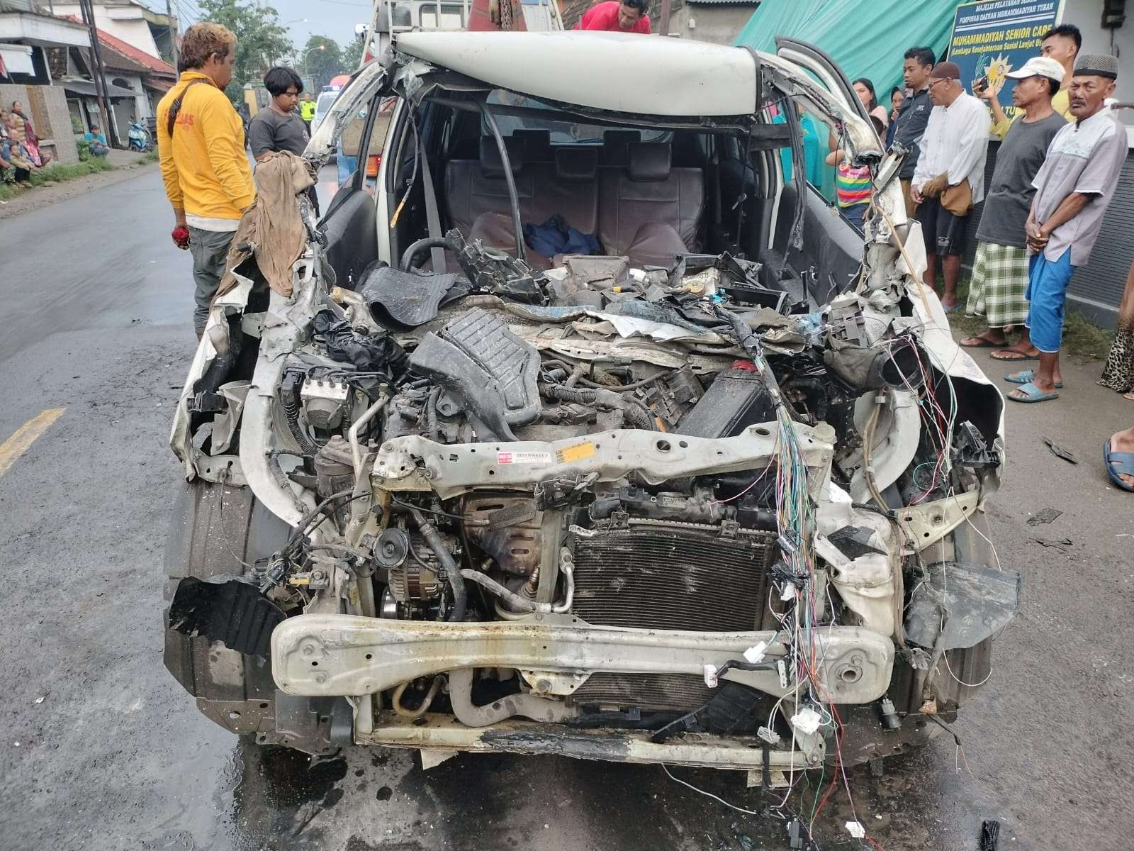 Mobil Toyota Calya mengalami kecelakaan lalulintas hingga ringsek bagian depan (dok. Polres Tuban)