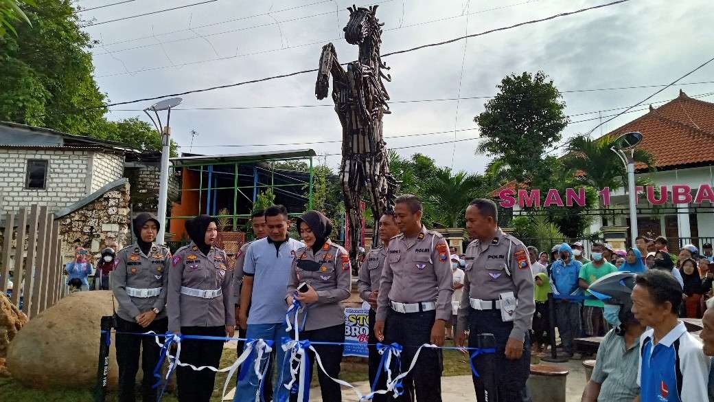 Kasatlantas Polres Tuban bersama anggota meresmikan monumen patung kuda di Taman Sleko Tuban. (Foto: Khoirul Huda/Ngopibareng.id)