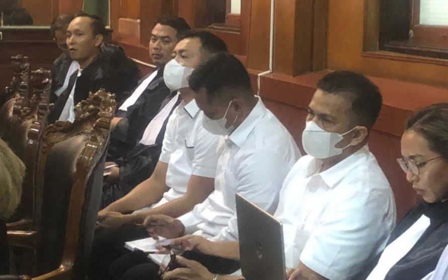 Tiga terdakwa Tragedi Kanjuruhan (kemeja putih) saat menjalani sidang di PN Surabaya (Foto: Andhi Dwi/Ngopibareng.id)