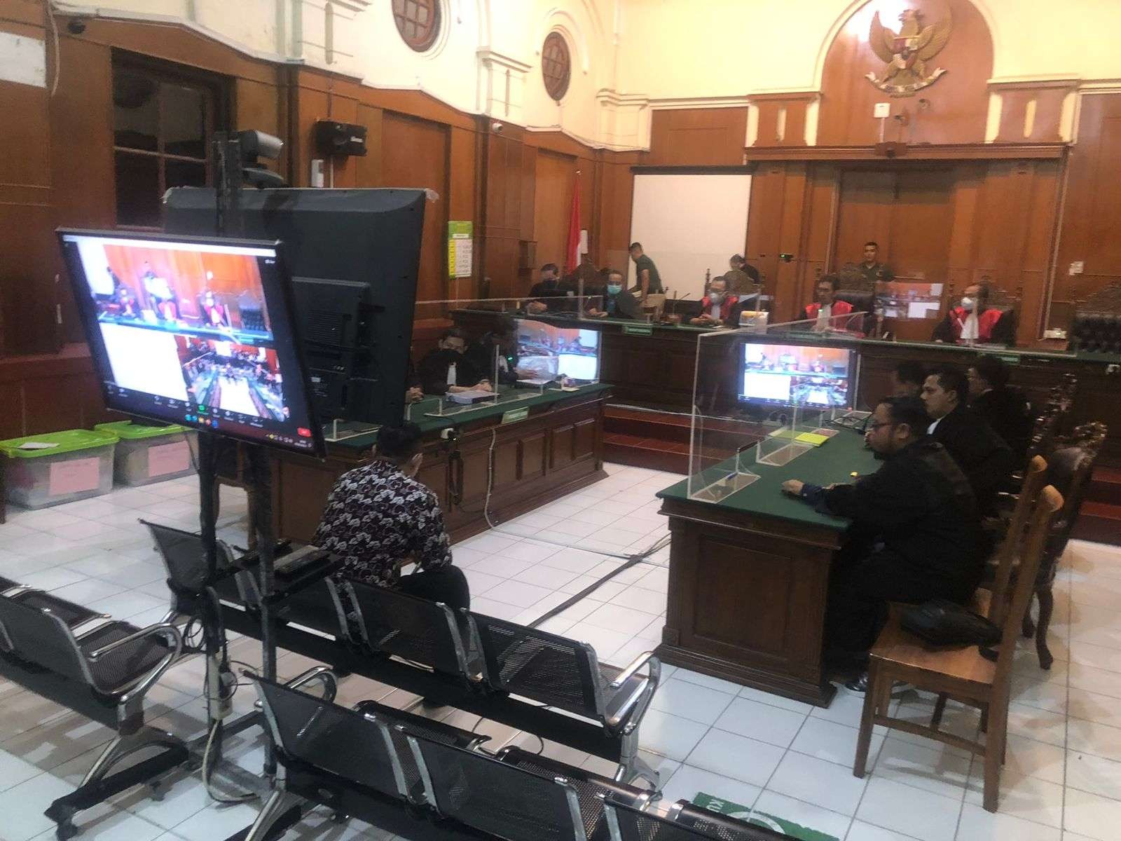 Security Officer Stadion Kanjuruhan, Suko Sutrisno ketika mendengarkan tuntutan dari Jaksa Penuntut Umum (JPU) di PN Surabaya. (Foto: Andi Dwi/Ngopibareng.id)
