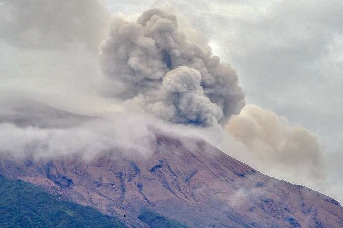 Pos Pengamatan Gunung api Kerinci melaporkan gunung yang berada di perbatasan Jambi dan Sumatera Barat itu mengalami erupsi pada Sabtu, 4 Februari 2023 pagi. (Foto: Ant)