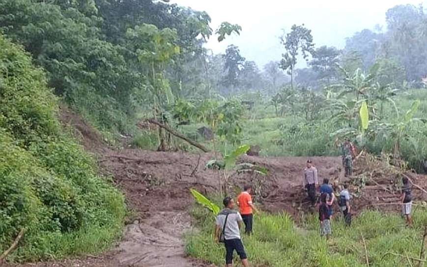 Tanah longsor di Desa Wringinanom menutup jalan penghubung dengan Desa Patemon, Kecamatan Jatibanteng, Situbondo, Jawa Timur. (Foto: BPBD Situbondo)