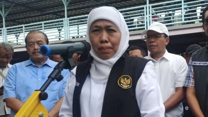 Gubernur Jatim, Khofifah Indar Parawansa usai melakukan sidak di Pasar Pucang, Surabaya, Sabtu 4 Januari 2023. (Foto: Fariz Yarbo/Ngopibareng.id)