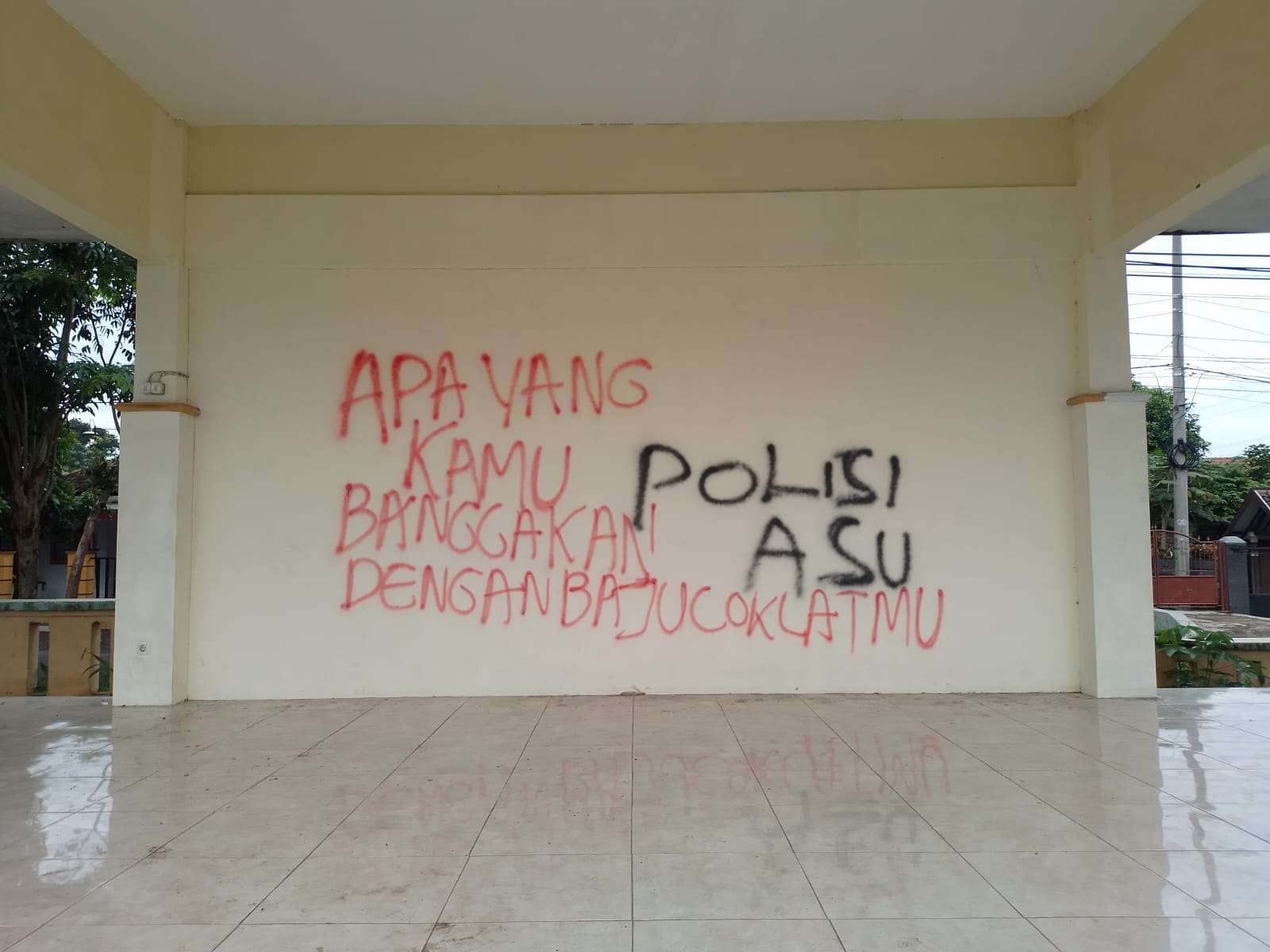 Aksi vandalisme berupa corat-coret tulisan ditemukan di pagar tembok lapangan Kecamatan Maron, Kabupaten Probolinggo  (Foto: Ikhsan Mahmudi/Ngopibareng.id)