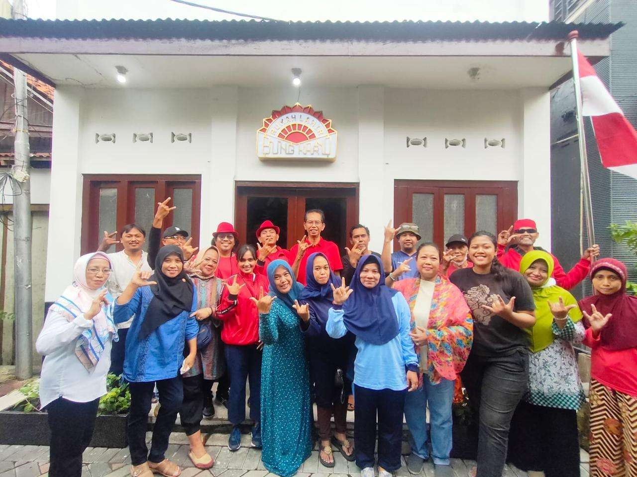 Ketua DPC PDI Perjuangan Adi Sutarwijono bersama ibu-ibu di kampung Peneleh, Surabaya. (Foto: dok DPC PDI Perjuangan Surabaya)