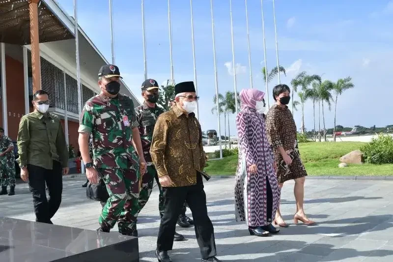 Wakil Presiden RI Ma'ruf Amin beserta istri Wury Ma'ruf Amin saat akan bertolak ke Jawa Timur, dari Pangkalan Udara TNI AU Halim Perdanakusuma, Jakarta, Minggu, 5 Februari 2023. (Foto: Setwapres)