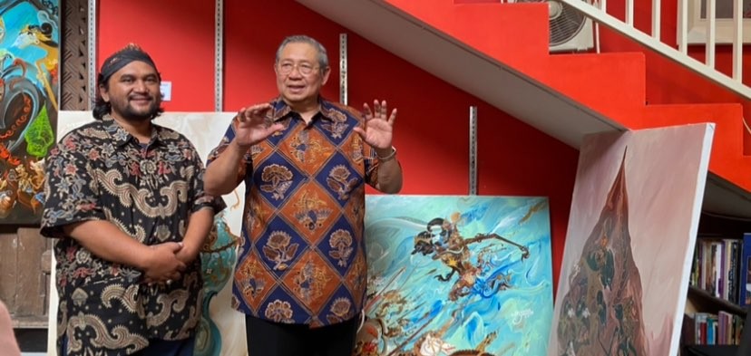 Presiden Republik Indonesia Periode 2004-2014, Susilo Bambang Yudhoyono saat melihat lukisan di Azam Gallery, Kota Malang (Foto: Lalu Theo/Ngopibareng.id)