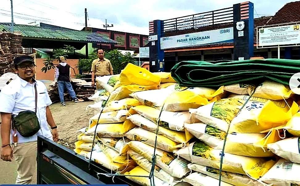 Bulog Bondowoso sudah gelontor 30 ton beras medium di Bondowoso dan Situbondo sejak awal Januari hingga awal Februari 2023.(guido/ngopibareng.id)