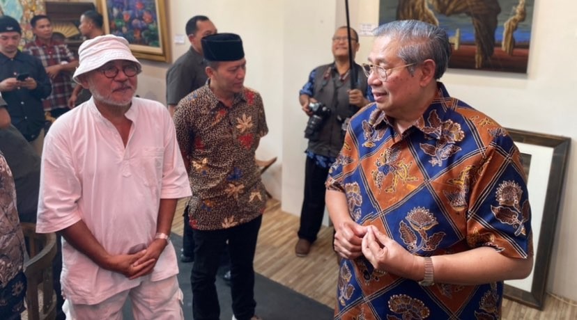 Mantan Presiden RI, Susilo Bambang Yudhoyono (kanan) didampingi Ketua Sanggar Merah Putih, Moch Anis (kiri) saat melihat lukisan di Azam Gallery, Kota Malang (Foto: Lalu Theo/Ngopibareng.id)