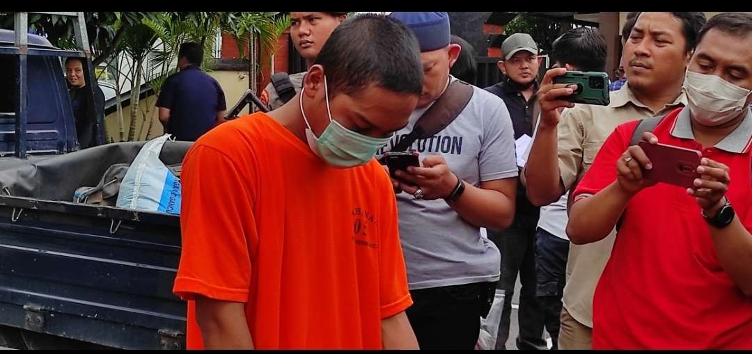 Tersangka kasus penyelundupan narkoba ke Lapas Kelas 2A Kediri diamankan polisi. (Foto: Fendhy Lesmana/Ngopibareng.id)
