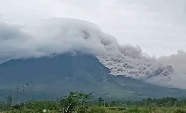 Penampakan Gunung Semeru saat erupsi pada Minggu, 5 Februari 2023. (Foto: PVMBG)
