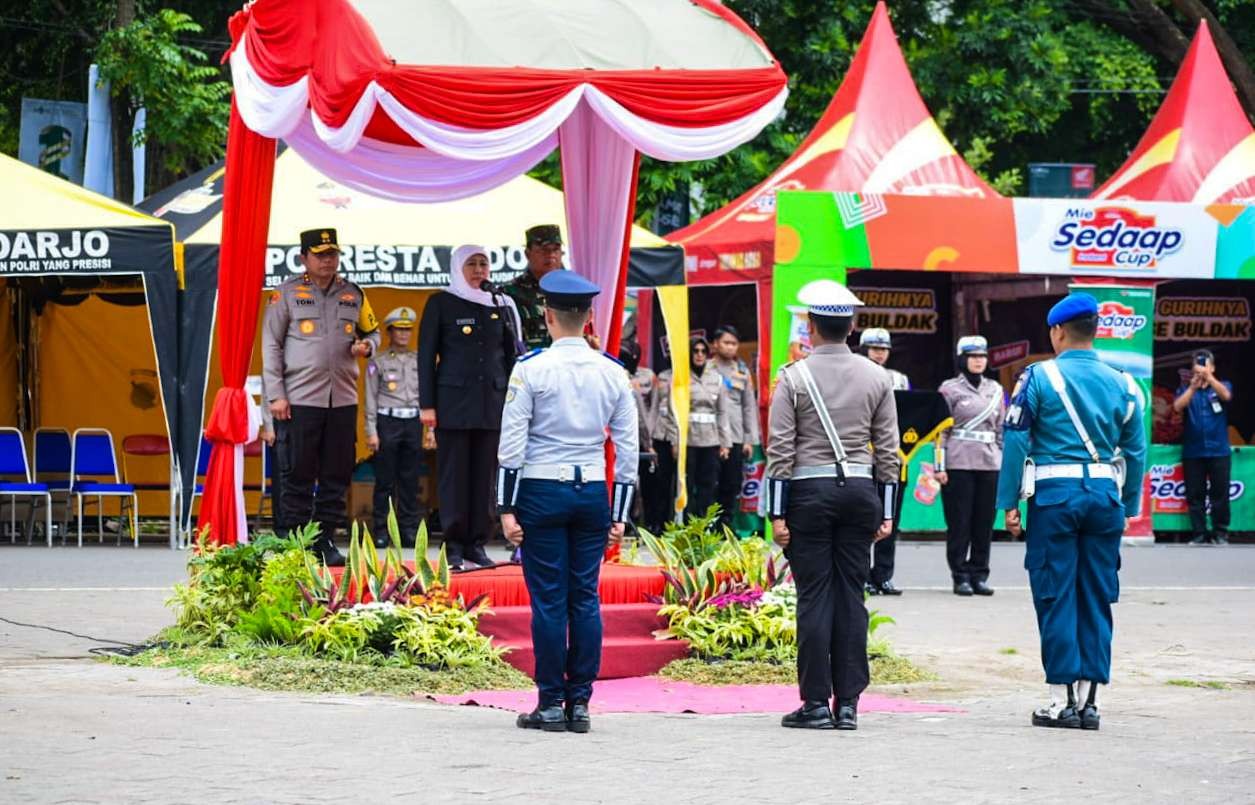 Gubernur Jatim Pimpin apel gelar pasukan pengamanan harlah NU di GOR Sidoarjo (foto : Aini/Ngopibareng.id)