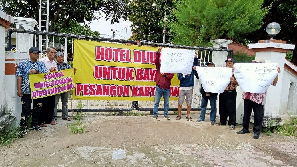 Aksi damai mantan karyawan Hotel Purnama Tuban menuntut pesangon yang belum dibayarkan. (Khoirul Huda/Ngopibareng.id)