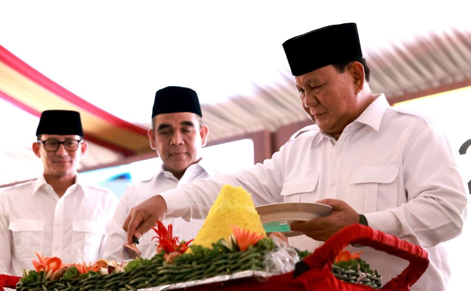 HUT ke-15 Partai Gerindra berlangsung sederhana ditandai dengan pemotongan tumpeng oleh Ketua Umum  Gerindra Prabowo Subianto didampangi Sekjen Ahmad Muzani dan wakil ketua dewan pertimbangan partai Sandiaga Uno. (Foto: Media Prabowo)