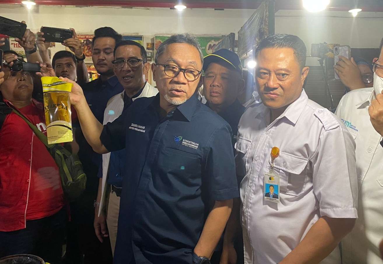 Menteri Perdagangan, Zulkifli Hasan saat mengunjungi pasar Tambakrejo Surabaya. (Foto: Pita Sari/Ngopibareng.id)