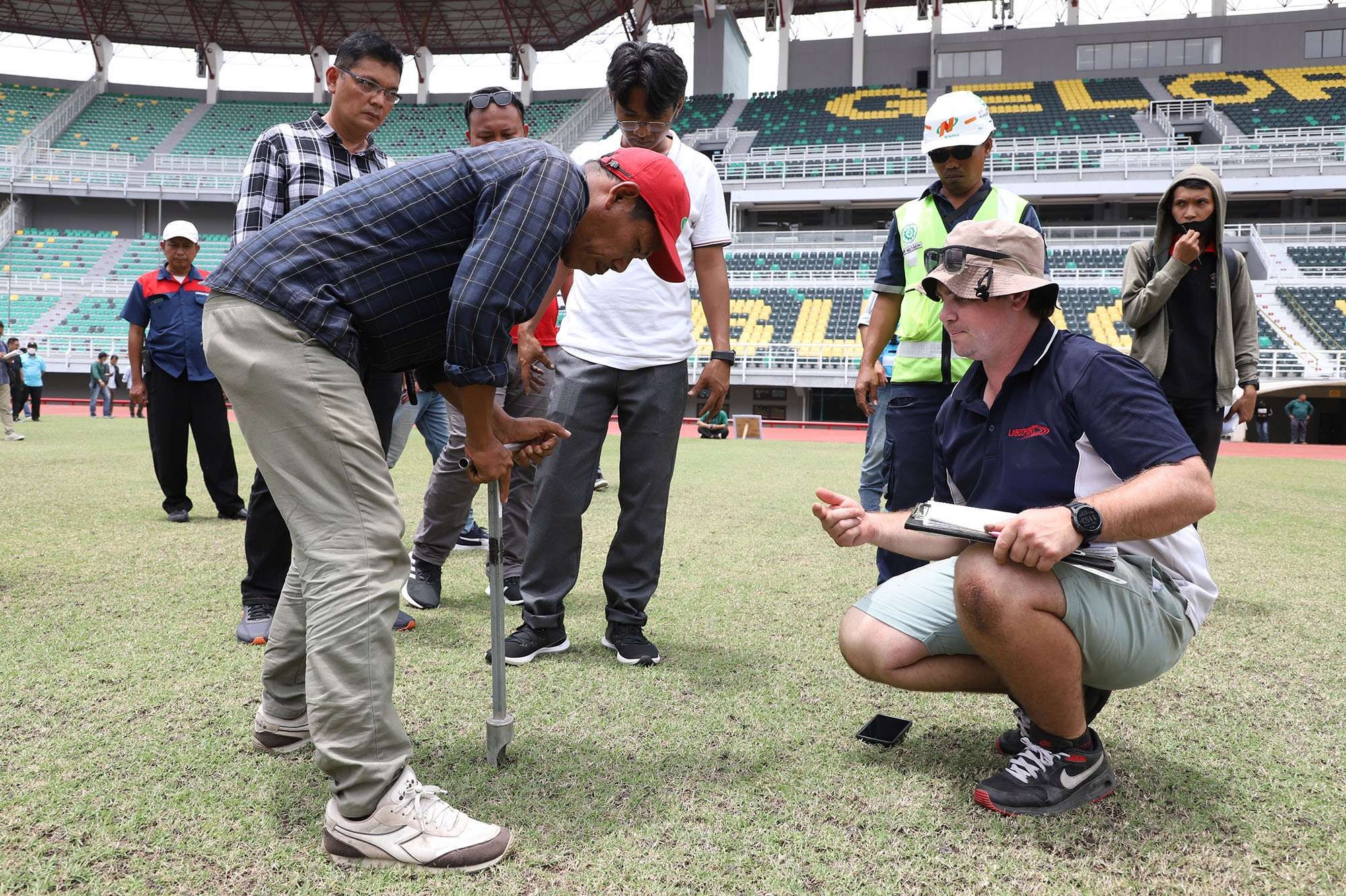 FIFA saat mengecek lapangan di Surabaya menjelang Pildun U-20. (Foto: Humas Pemkot Surabaya)