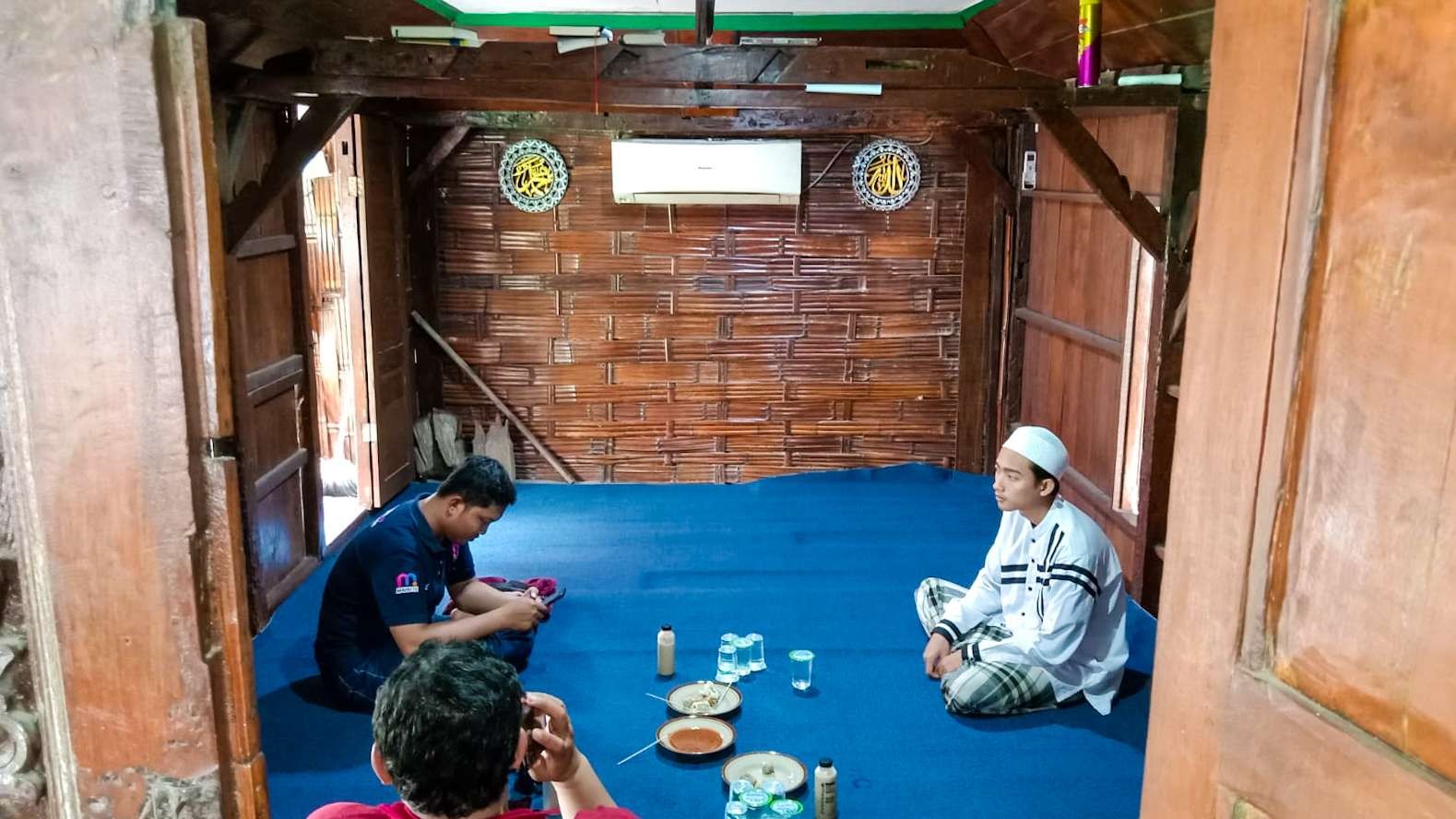 Kamar sederhana berdinding anyaman bambu yang dulunya dihuni KH. Hasyim Asy'ari (foto : Aini/Ngopibareng.id)